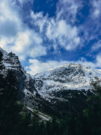 海产的奥科湖雪山小屋波兰的塔特拉山扎科帕内波兰美丽的绿色山山黑暗云反射湖海产的奥科湖