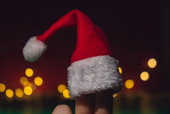 手指穿着圣诞老人的红白帽子快乐手指代表社会网络红色的背景快乐家庭庆祝概念圣诞节年一天手指夫妇