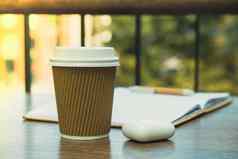 热拿铁咖啡工艺回收纸杯纸笔记本无线耳机咖啡打破在线工作研究联合办公空间纸杯咖啡馆表格自由工作空间笔记本咖啡富有成效的工作研究工作舒适模型