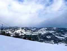 滑雪电梯雪山冬天森林椅子电梯滑雪度假胜地冬天雪天气滑雪假期冬天体育运动户外活动户外旅游