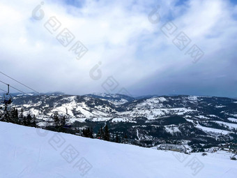 滑雪电梯雪山冬天森林椅子电梯滑雪度假胜地冬天雪天气滑雪假期冬天体育运动户外活动户外旅游