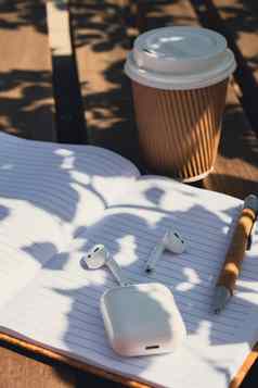 咖啡工艺回收纸杯纸笔记本无线耳机模型咖啡打破音频疗愈声音治疗健康仪式积极的精神健康习惯听播客写作发现感激之情杂志使计划周一年考虑到减少压力
