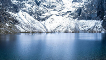 黑关节豆荚雷萨米黑色的池塘<strong>湖</strong>海产的奥科雪<strong>山</strong>小屋波兰的塔特拉<strong>山</strong>无人机视图扎科帕内波兰空中视图拍摄美丽的绿色<strong>山山</strong>黑暗云反射<strong>湖</strong>海产的奥科<strong>湖</strong>