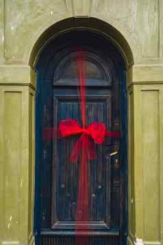蓝色的前面通过入口圣诞节红色的丝带系弓通过装饰假期季节古董乡村通过