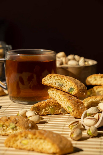 饼干cantuccini饼干饼干开心果柠檬皮酥饼杯茶喝茶时间打破健康的吃食物自制的新鲜的意大利饼干cantucci栈有机开心果坚果素食主义者节食