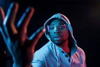 特殊的眼镜未来主义的霓虹灯照<strong>明年</strong>轻的非洲美国男人。工作室