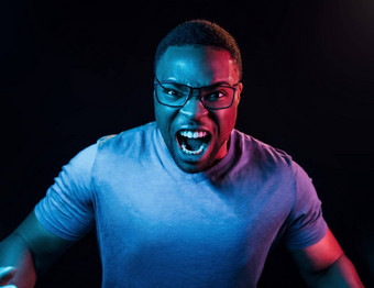 面部表达式未来主义的霓虹灯照<strong>明年</strong>轻的非洲美国男人。工作室