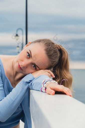 年轻的女人站木码头模糊海滨背景有吸引力的女享受海海岸旅行活跃的生活方式概念春天健康幸福精神健康和平慢生活