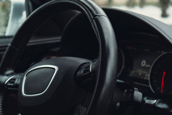 黑色的奢侈品现代车室内操舵轮<strong>转变</strong>杆指示板细节自动齿轮坚持部分皮革座位缝合气候控制速度计