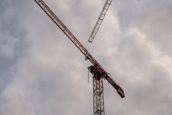 轮廓建设起重机未完成的住宅建筑日出城市住房建设公寓块建设住宅高层建筑