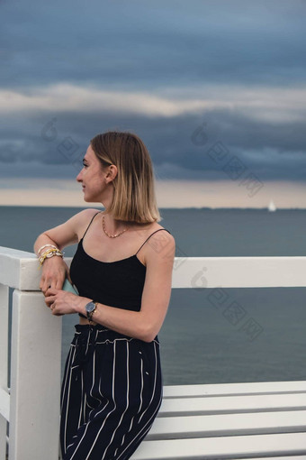 年轻的女人站木码头模糊海滨背景有吸引力的女享受海海岸旅行活跃的生活方式概念春天健康幸福精神健康和平慢生活