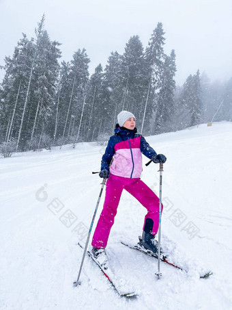 拍摄滑雪女人滑雪坡休息放松极端的娱乐活跃的生活方式活动女滑雪坡山冬天活跃的体育运动