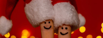 手指穿着圣诞老人的红白帽子快乐手指表情符号脸代表社会网络红色的背景复制空间文本快乐家庭庆祝概念圣诞节年一天手指夫妇