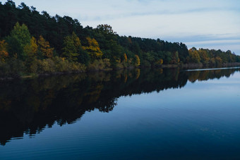 惊人的美丽的湖金秋天季节神奇的多色反<strong>射光</strong>涟漪表面水秋天晚上秋天风景色彩斑斓的充满活力的秋天森林