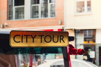红色的城市之旅车城市文本标志观光城市之旅引导之旅格但斯克车旅游吸引力