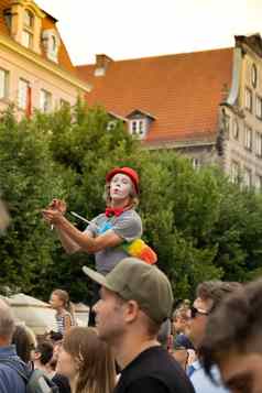 格但斯克波兰8月肖像很酷的小丑明亮的假发游行多米尼克的公平格但斯克娱乐节日街高跷沃克男人。红色的杂耍微笑