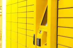 现代黄色的购物储物柜酒吧代码读者堡垒代码移动电话自助服务储物柜细胞现代航运交付概念非接触式自动化邮政盒子包裹储物柜