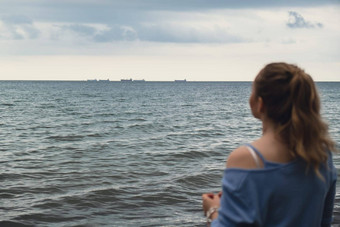 散焦年轻的女人站回来模糊海滨背景有吸引力的女享受走海海岸旅行活跃的<strong>生活</strong>方式概念春天放松青年爱<strong>生活</strong>方式孤独自然健康幸福精神健康和平慢<strong>生活</strong>