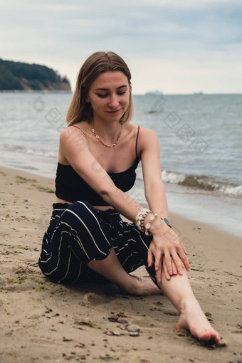 年轻的女人选址模糊海滨背景有吸引力的女享受海海岸旅行活跃的<strong>生活</strong>方式概念春天放松青年爱<strong>生活</strong>方式孤独自然健康幸福精神健康和平慢<strong>生活</strong>