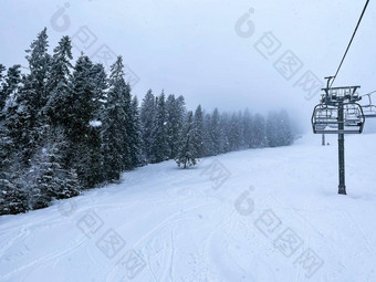 滑雪电梯雪山<strong>冬</strong>天森林椅子电梯滑雪度假胜地<strong>冬</strong>天雪天气滑雪假期<strong>冬</strong>天体育运动户外活动户外旅<strong>游</strong>