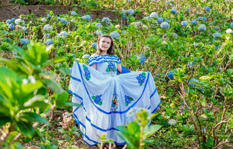 肖像年轻的<strong>尼加拉瓜</strong>女人传统的人服装场花<strong>尼加拉瓜</strong>女人传统的人服装场花
