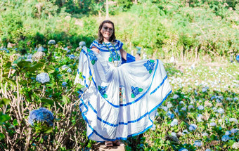 微笑女人国家人服装场包围花人尼加拉瓜国家人服装年轻的尼加拉瓜女人传统的人服装场米尔弗洛雷斯