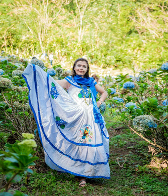 微笑女人国家人服装场包围花人尼加拉瓜国家人服装尼加拉瓜女人传统的人服装场米尔弗洛雷斯