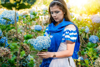 女人传统的中央美国人服装持有花托儿所美丽的女人国家人服装持有花托儿所尼加拉瓜人服装