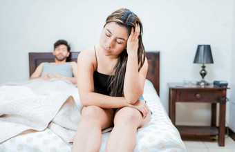 妻子边缘床上争论丈夫心烦意乱女人争论丈夫床上概念夫妇问题床上