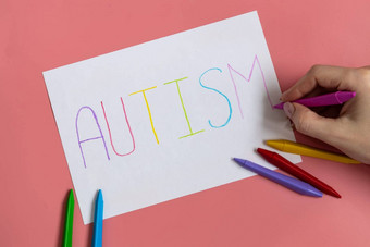 文本词自闭症纸表写色彩斑斓的信蓝色的背景