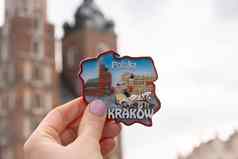 女手持有纪念品磁铁玛丽的教堂克拉科夫主要广场市场主要波兰克拉科夫体系结构城市体系结构历史教堂克拉科夫巴洛克式的体系结构旅行旅游吸引力