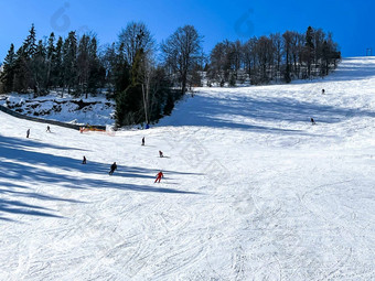 滑雪者滑雪下坡冬天度假胜地山滑雪者单板滑雪骑山滑雪者电梯喀尔巴阡山高山滑雪度假胜地雄伟的雪冬天高山景观乌克兰