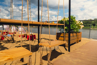 绿色阳台挂木摇摆不定的现代外设计景观装饰概念开放木酒吧咖啡馆阳台绳子摇摆不定的游客沙子海滩热带海度假胜地夏天