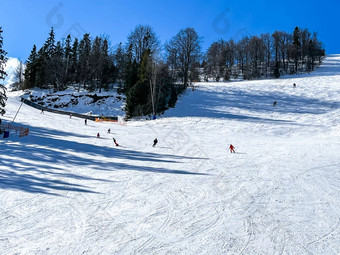 滑雪者滑雪下坡冬天度假胜地山滑雪者单板滑雪骑山滑雪者电梯喀尔巴阡山高山滑雪度假胜地雄伟的雪冬天高山景观乌克兰