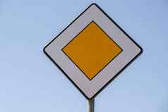 路标志主要路速度主要路白天路规则国际路标志主要路优先级路蓝色的天空