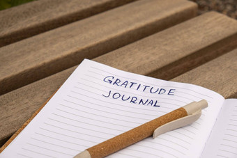 写作感激<strong>之</strong>情杂志木板凳上今天感激的发现杂志反射有<strong>创意</strong>的写作增长个人发展概念幸福精神上的健康考虑到整体健康实践
