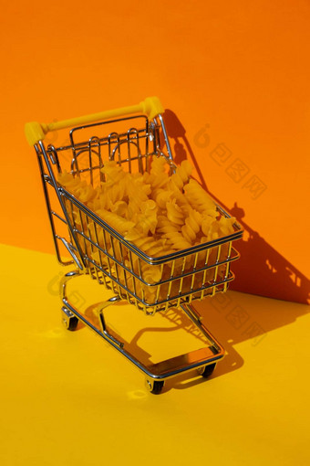 购物电车车填满意大利面色彩斑斓的黄色的橙色等角背景复制空间文本食物食品杂货购物价格增加不断上升的食物成本食物危机<strong>通货</strong>膨胀概念在线购物买购物中心
