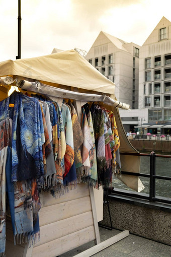 波兰的文化展示人产品街市场手工制作的衣服多米尼克的公平格但斯克色彩斑斓的集合衣服计数器礼物商店格但斯克纪念品市场