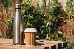 可重用的钢热水瓶木板凳上纸杯可持续发展的生活方式塑料免费的浪费免费的生活绿色环境保护重视健康的