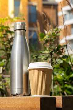 可重用的钢热水瓶木板凳上纸杯可持续发展的生活方式塑料免费的浪费免费的生活绿色环境保护重视健康的