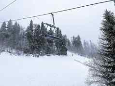 滑雪电梯雪山冬天森林椅子电梯滑雪度假胜地冬天雪天气滑雪假期冬天体育运动户外活动户外旅游