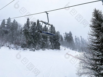 滑雪电梯雪山冬天森林椅子电梯滑雪度假胜地冬天雪天气滑雪假期冬天体育运动户外活动户外旅游