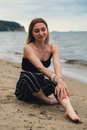 年轻的女人选址模糊海滨背景有吸引力的女享受海海岸旅行活跃的<strong>生活</strong>方式概念春天放松青年爱<strong>生活</strong>方式孤独自然健康幸福精神健康和平慢<strong>生活</strong>