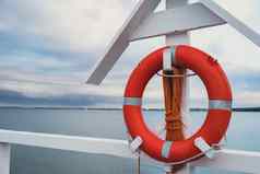 橙色救生圈码头海滩海安全设备拯救人海滨蓝色的天空Azure海旅行目的地海岸线波罗的海海