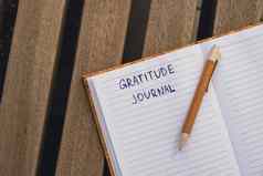 写作感激之情杂志木板凳上今天感激的发现杂志反射有创意的写作增长个人发展概念幸福精神上的健康考虑到整体健康实践