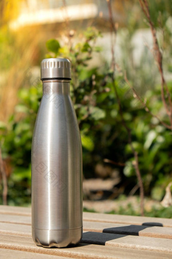 水瓶可重用的钢热水瓶木板凳上可持续发展的生活方式塑料免费的浪费免费的生活绿色环境保护