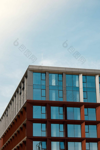 现代办公室建筑外玻璃外观清晰的天空背景透明的玻璃墙办公室建筑黄色的装饰元素外观现代欧洲建筑商业办公室建筑摘要