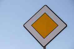 路标志主要路速度主要路白天路规则国际路标志主要路优先级路蓝色的天空