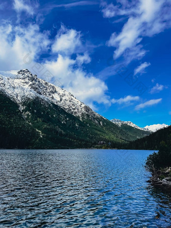 海产的奥科湖雪山小屋波兰的塔特拉山扎科帕内波兰美丽的绿色山山黑暗云反射湖海产的奥科湖