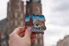 女手持有纪念品磁铁玛丽的教堂克拉科夫主要广场市场主要波兰克拉科夫体系结构城市体系结构历史教堂克拉科夫巴洛克式的体系结构旅行旅游吸引力